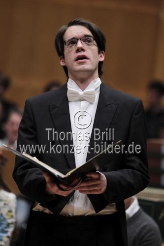 Deutsche Dirigent Reiner Schuhenn leitet den Madrigalchor der Hochschule für Musik und Tanz Köln, Figuralchor Bonn und das Kölner Kammerorchester in der Philharmonie Köln (&copy; Thomas Brill)